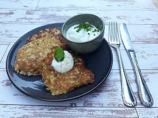 Bloemkool fritters met knoflook, lente ui en Skyr natuur
